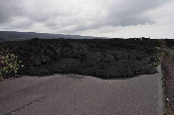 Erupção vulcânica bloqueou uma estrada ao sul de Volcano, na Big Island, no Havaí